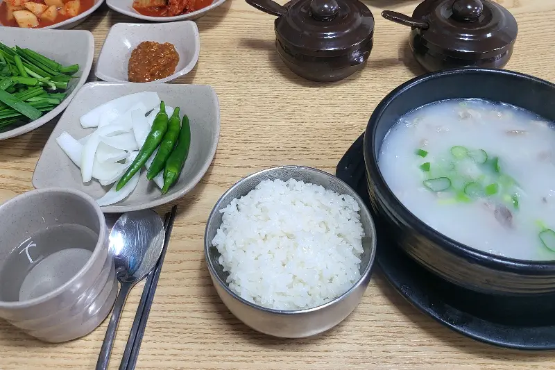 부산식당 돼지국밥과 곁들임