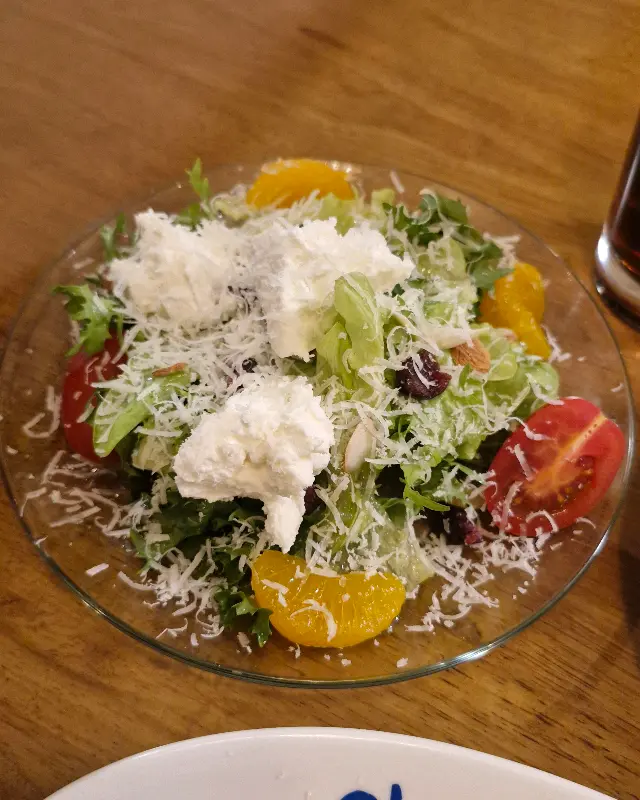 신선한 리코타치즈 샐러드