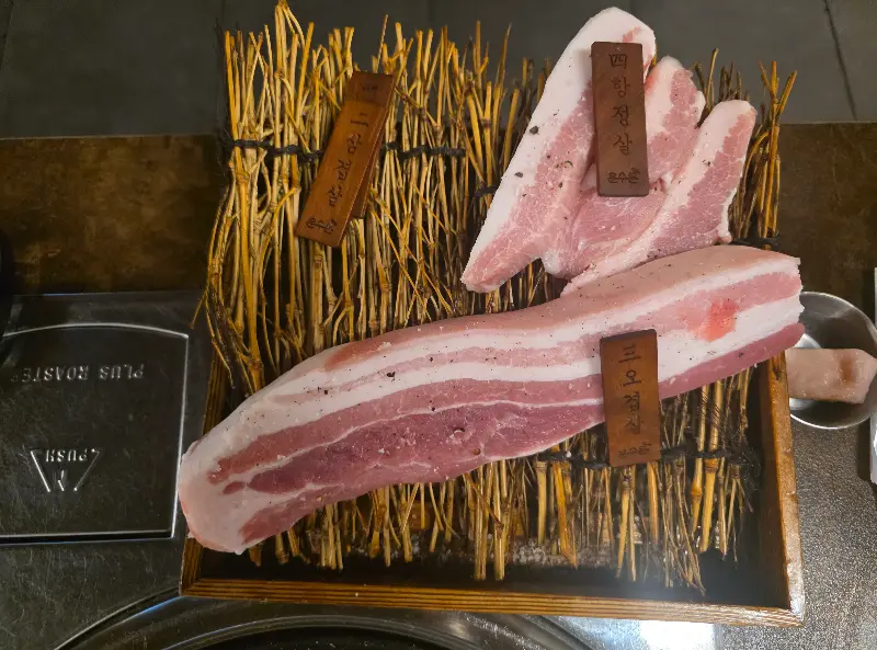 짚풀 쟁반 위에 올려진 고기