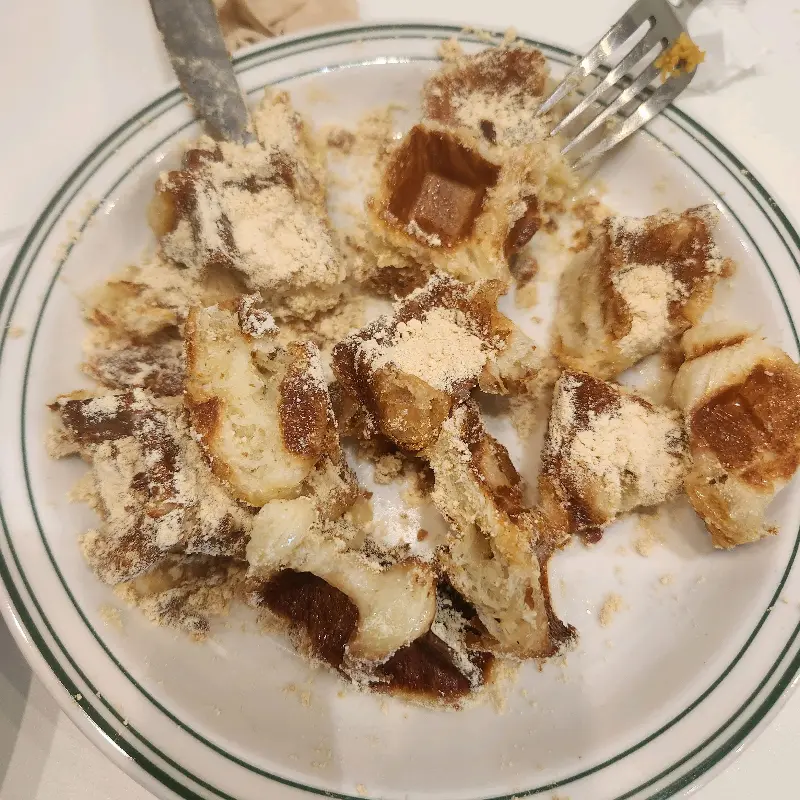 쇼케이스에 진열된 두쫀쿠