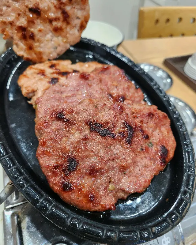 윤기가 흐르는 두툼한 떡갈비