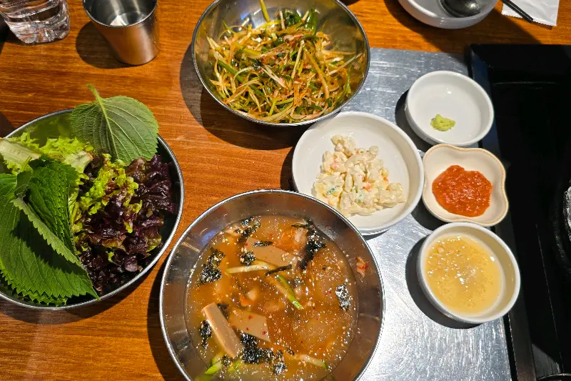 다양한 밑반찬이 테이블 위에 가득 차려진 모습