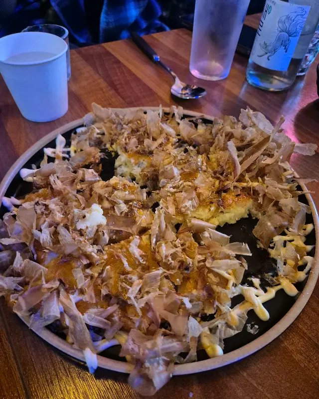 가쓰오부시가 듬뿍 올라간 오코노미야끼