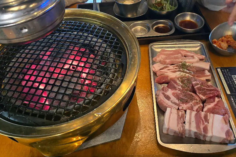 화랑고기 숯불에 구워지는 고기