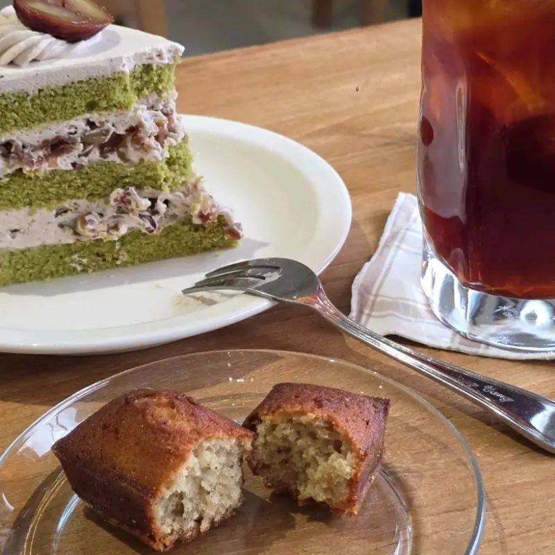 케이크와 음료, 휘낭시에