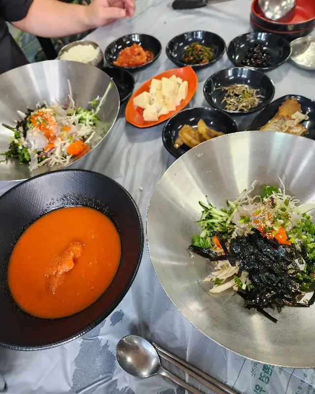 채소와 김가루, 신선한 회가 담긴 회덮밥