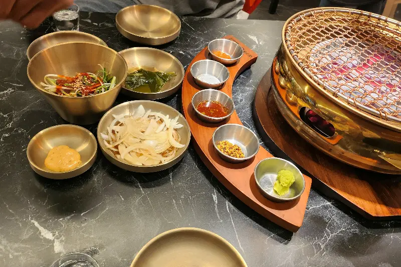 압구정화로구이 밑반찬과 소스