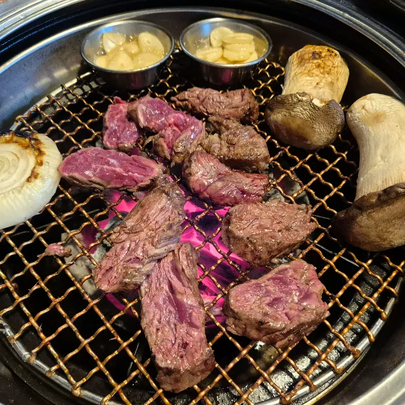 불판 위에서 맛있게 익어가는 한우