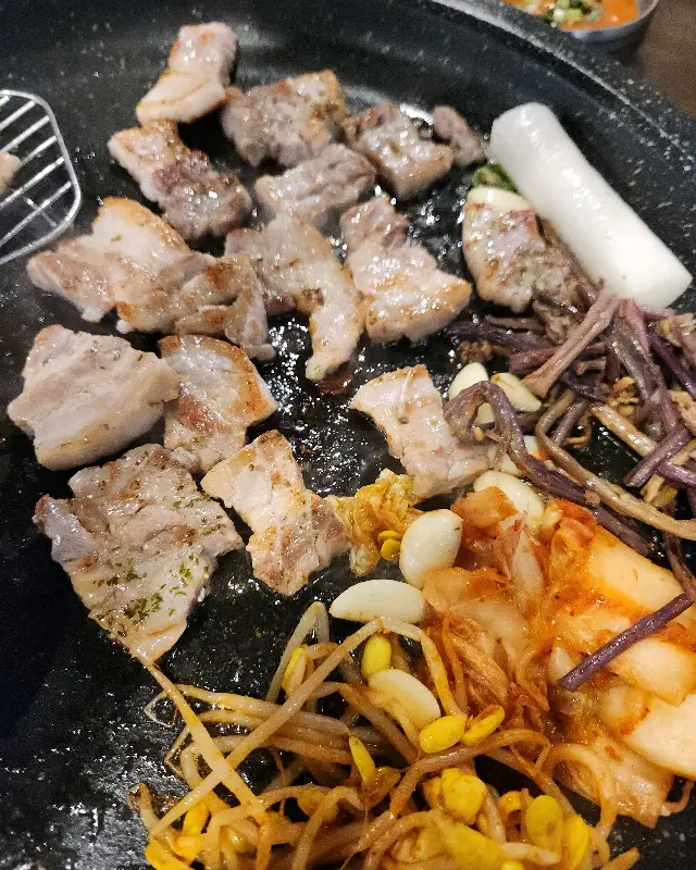 삼겹살과 막창, 콩나물, 김치의 조화로운 만남