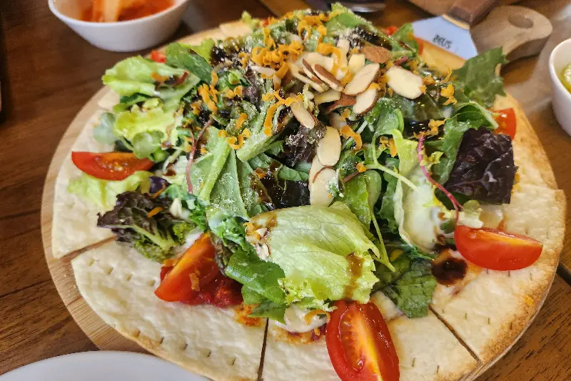 샐러드 피자의 모습