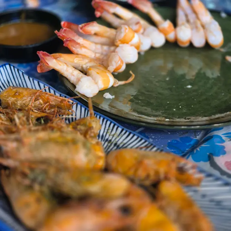 가지런히 놓인 새우구이