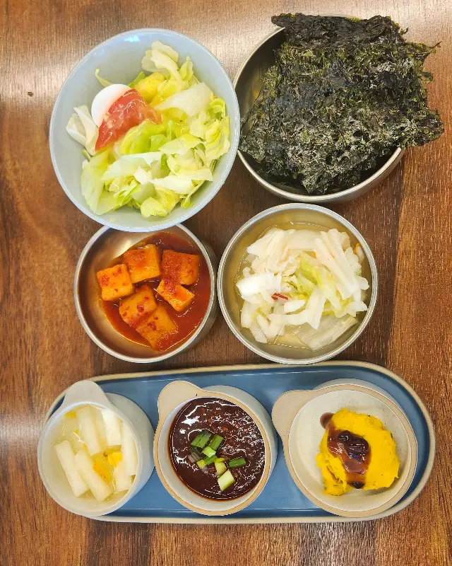 정갈하게 담겨 나온 기본 찬 구성