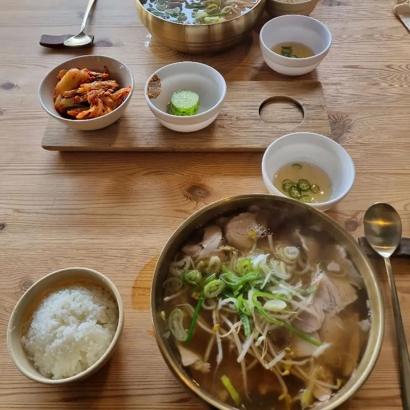 곰탕 한 상 차림