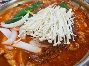 별 헤는 밤, 성주 맛집에서 맛보는 추억 한 상: 황금돼지찌개와 돈까스의 향연