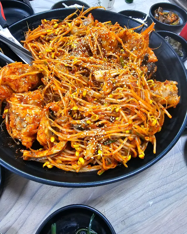 아삭한 콩나물과 탱글탱글한 아구살의 조화