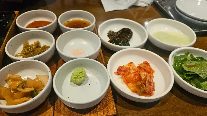 다양하고 정갈하게 차려진 밑반찬들
