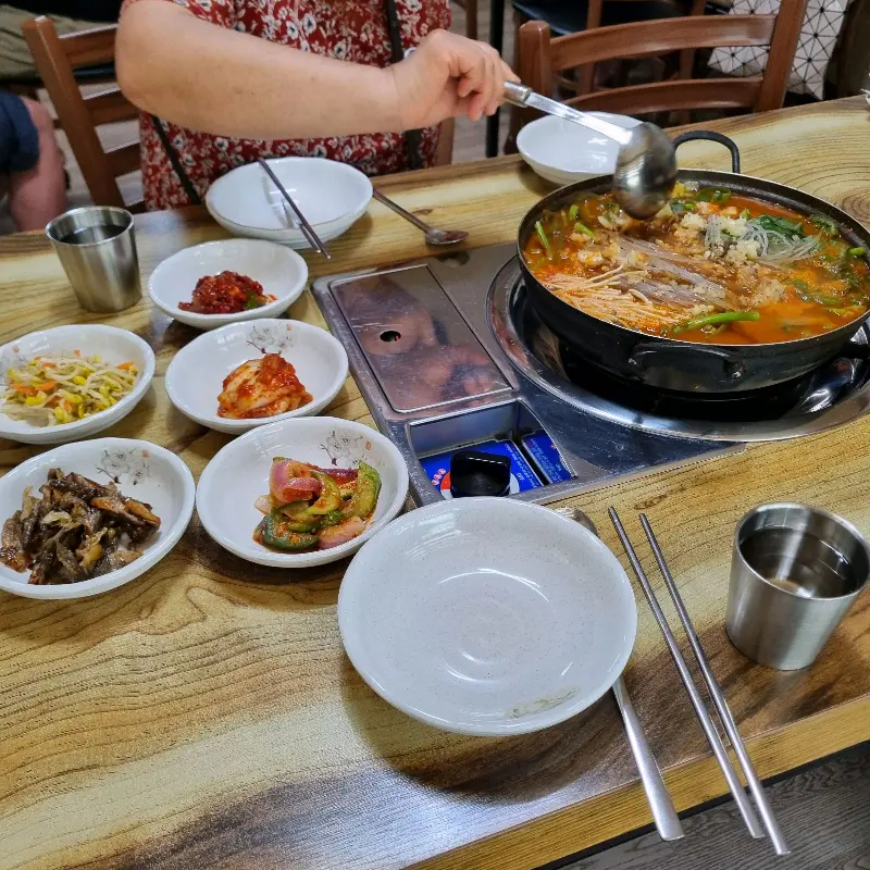 테이블에 차려진 매운탕과 밑반찬