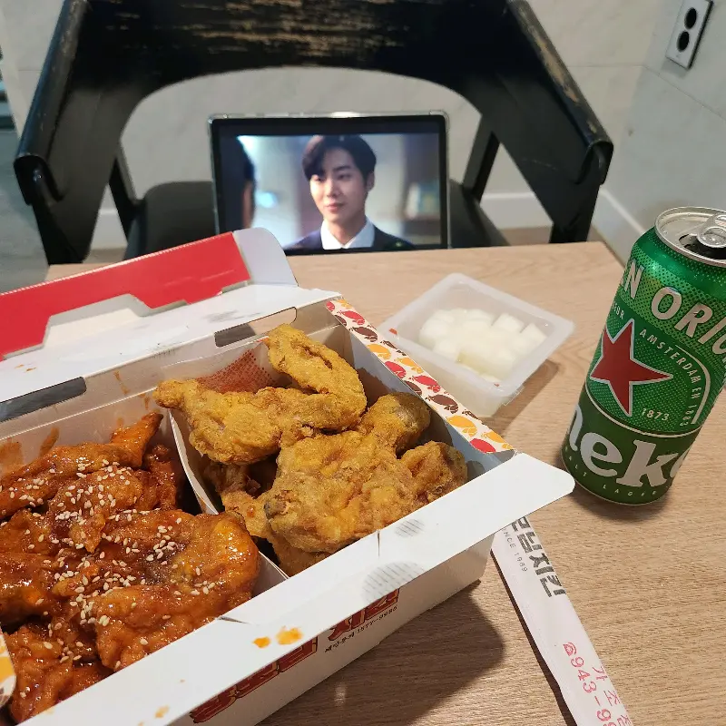 치킨과 함께 TV 시청