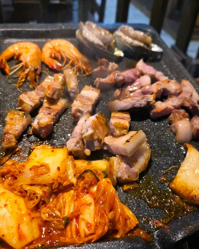 흑돼지 구이와 김치