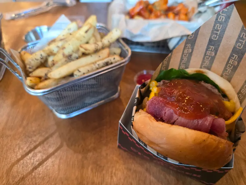 침샘을 자극하는 비주얼의 버거와 감자튀김