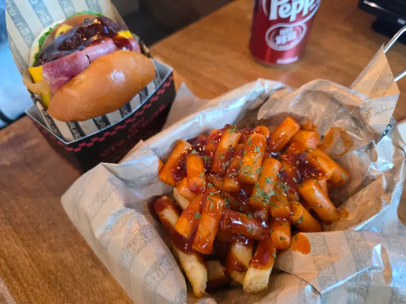 매콤달콤한 소스가 뿌려진 감자튀김