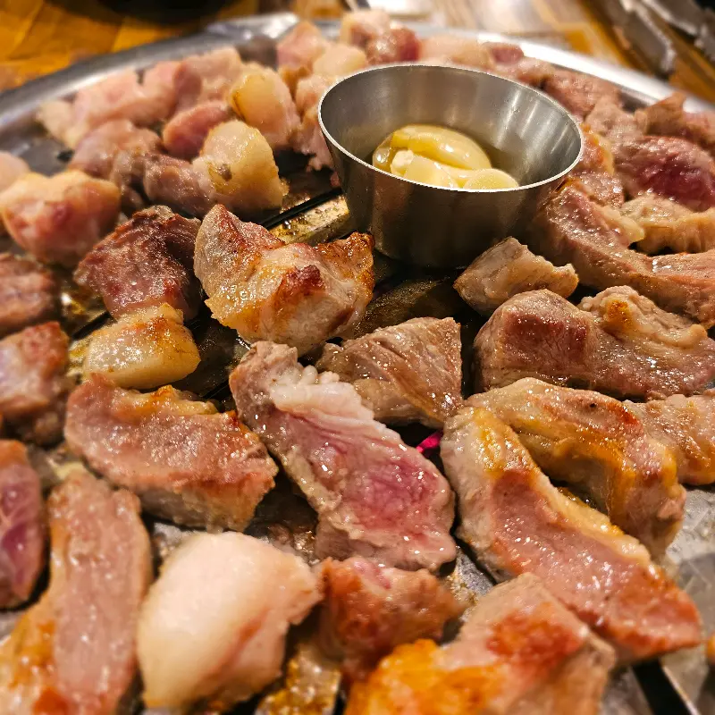 숯불 위에서 익어가는 제주 근고기