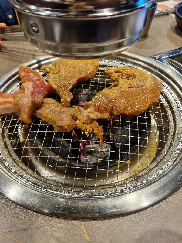 숯불 위 석쇠에서 구워지는 양념갈비