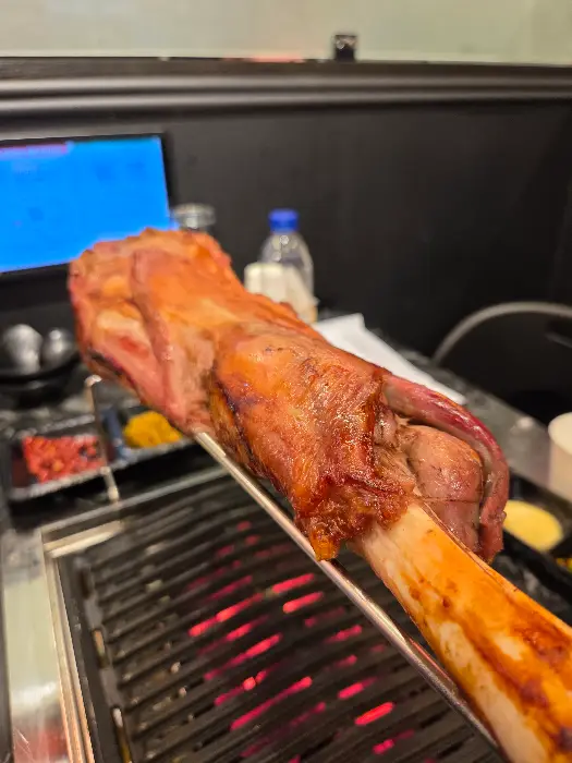 푸짐하게 차려진 양꼬치와 곁들임 메뉴