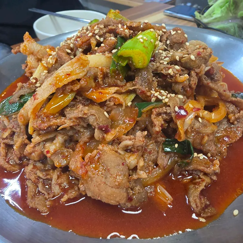 윤기가 자르르 흐르는 제육볶음