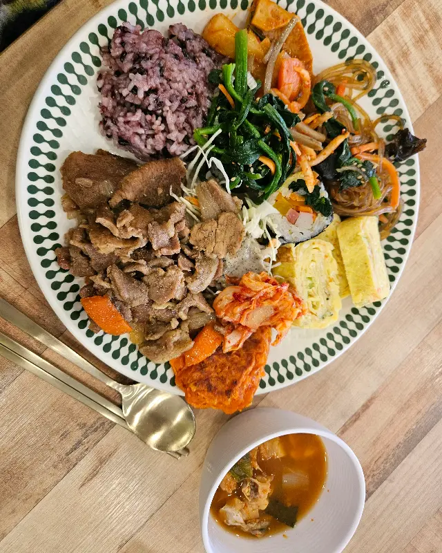 접시에 가득 담긴 음식들의 모습