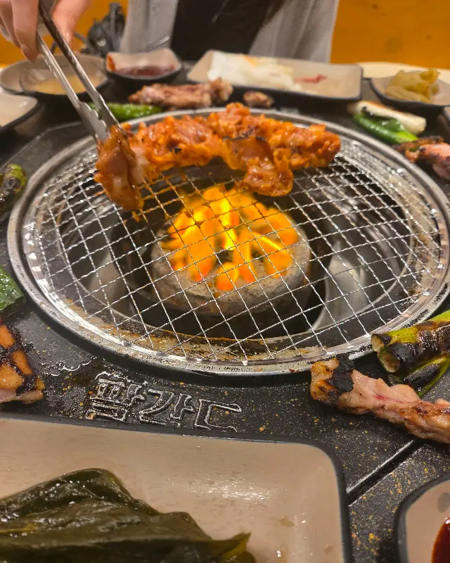 숯불 위에서 구워지는 매콤한 닭 안창살