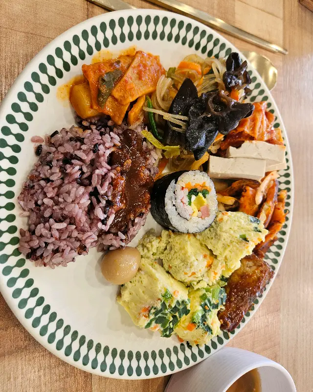 접시에 담긴 여러 종류의 반찬들