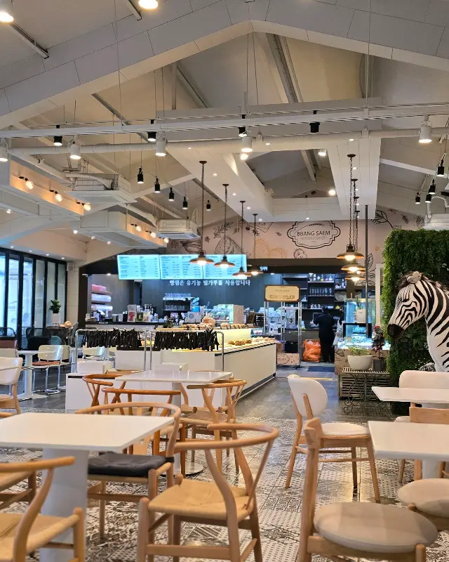 넓고 쾌적한 매장