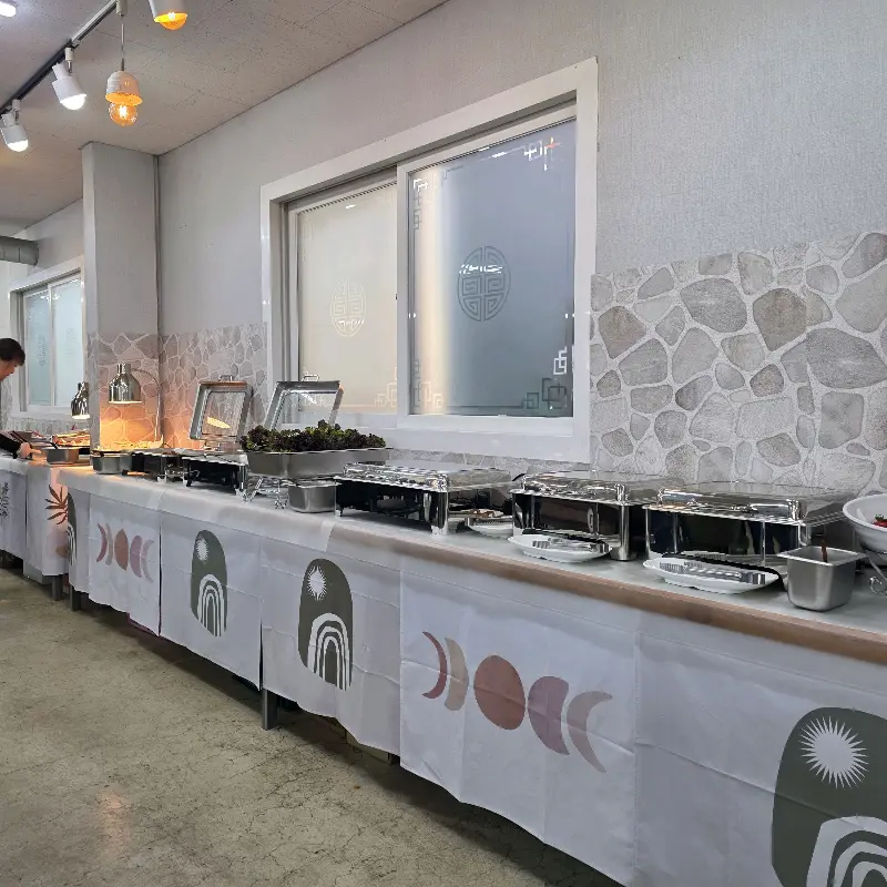 다양한 반찬이 준비된 셀프바