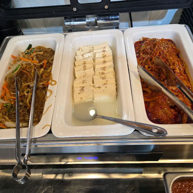 두부김치, 잡채 등 다양한 샐러드바 메뉴