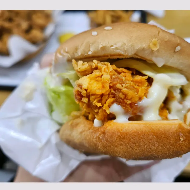 맘스터치 버거 근접샷