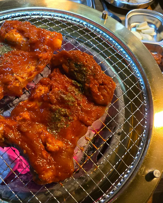 숯불 위에서 맛있게 구워지고 있는 숯불 닭갈비