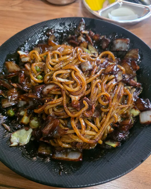 윤기 자르르 흐르는 짜장면