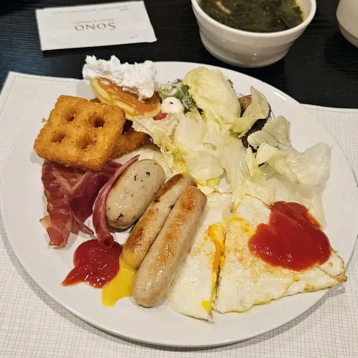 다양한 뷔페 메뉴가 담긴 접시