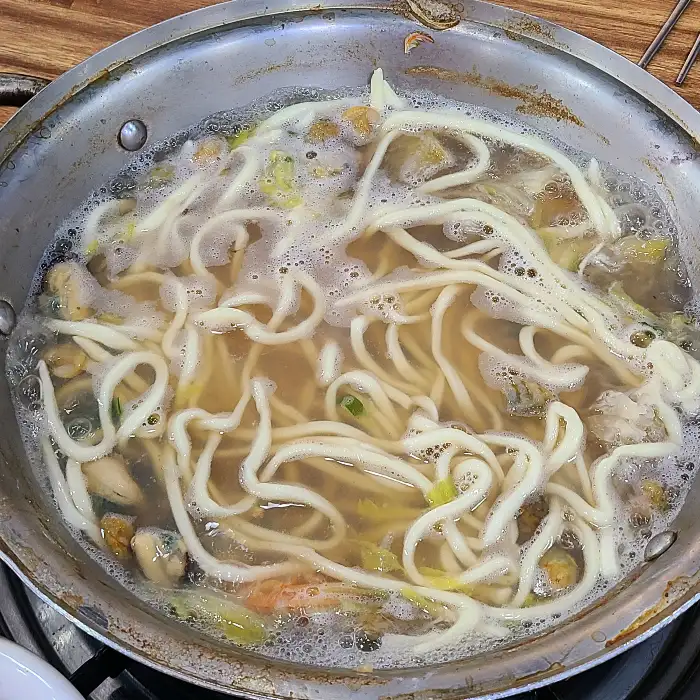 잘 익은 해물칼국수 면발