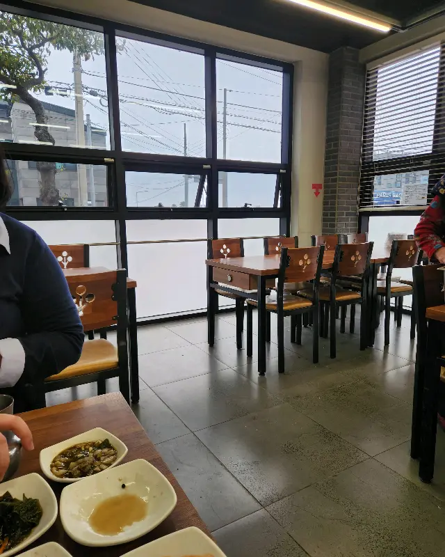 혼밥하기 좋은 테이블 배치