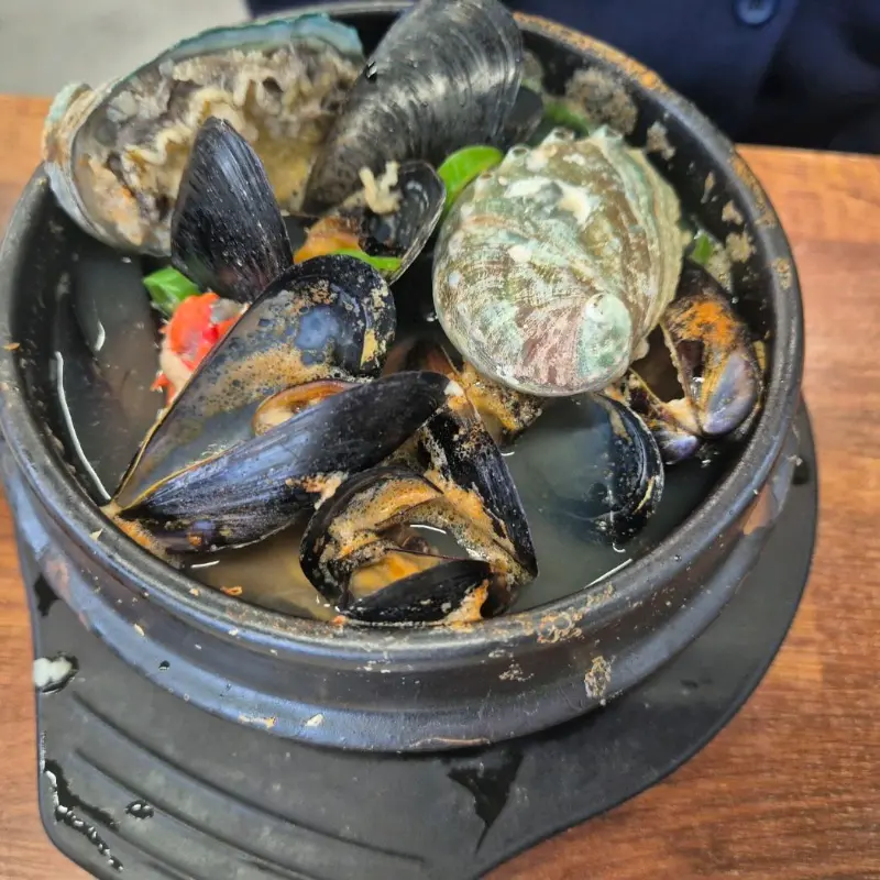 시원한 국물이 일품인 전복뚝배기