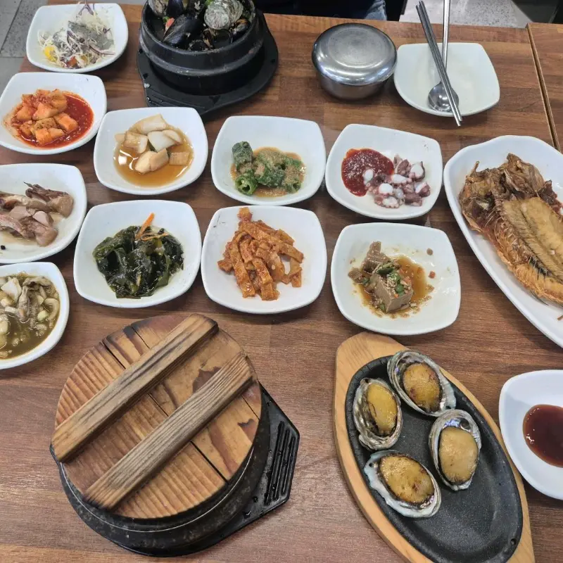 정갈하게 차려진 밑반찬들