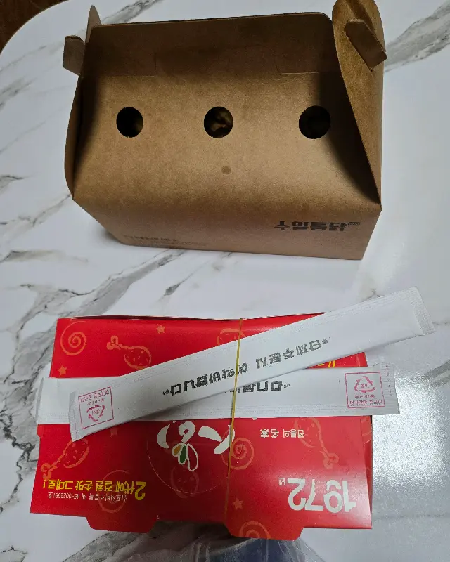 수일통닭 포장 박스