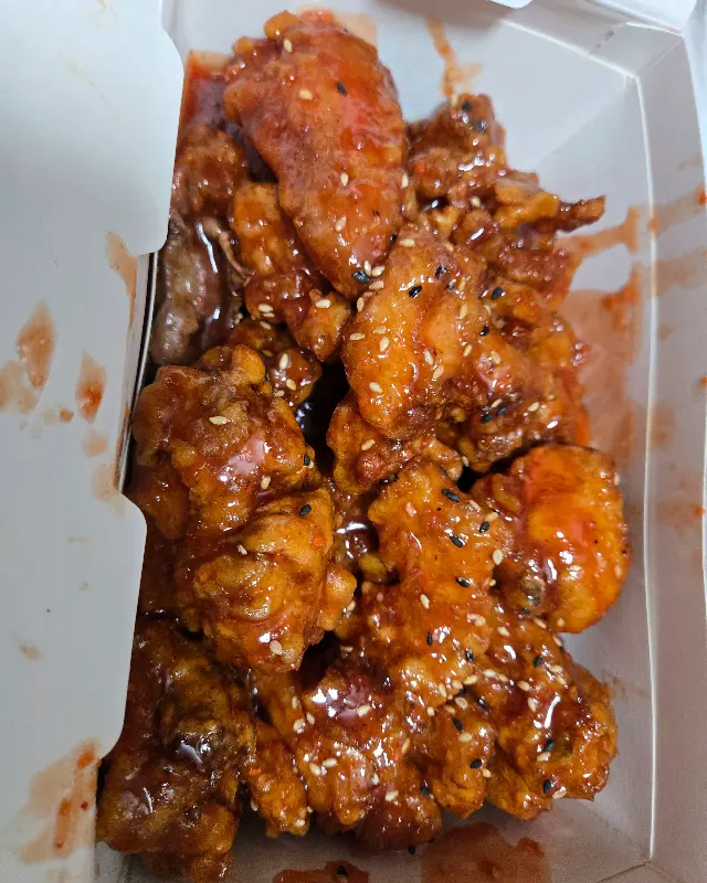 윤기가 흐르는 수일통닭 양념 치킨