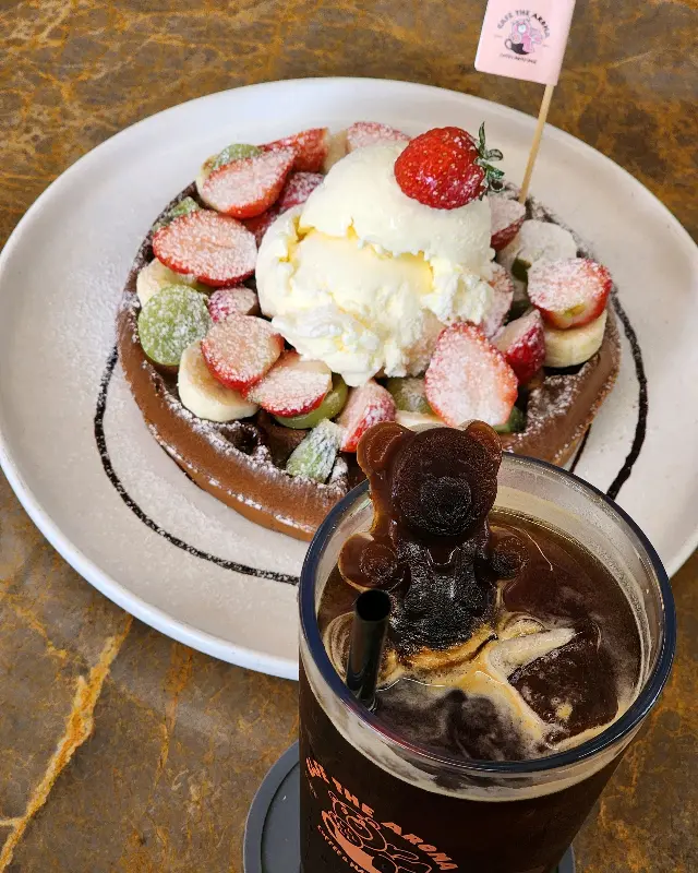 아이스 아메리카노와 와플