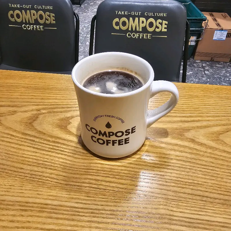 머그컵에 담긴 커피