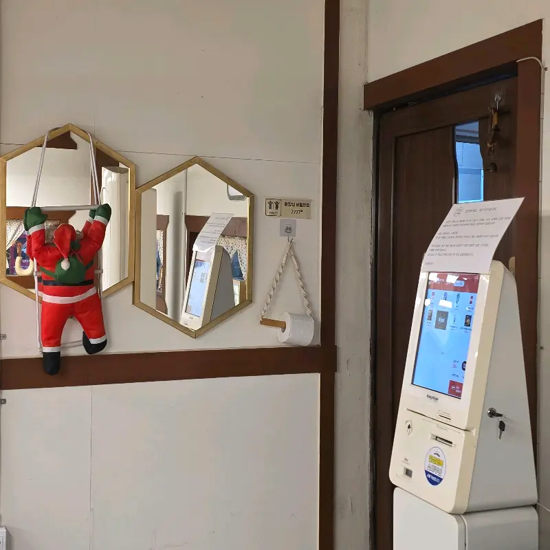 여우카츠 매장 입구 키오스크