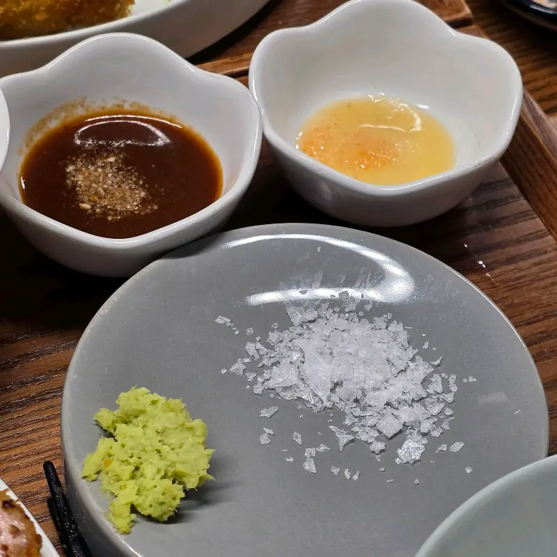 다양한 소스와 말돈 소금