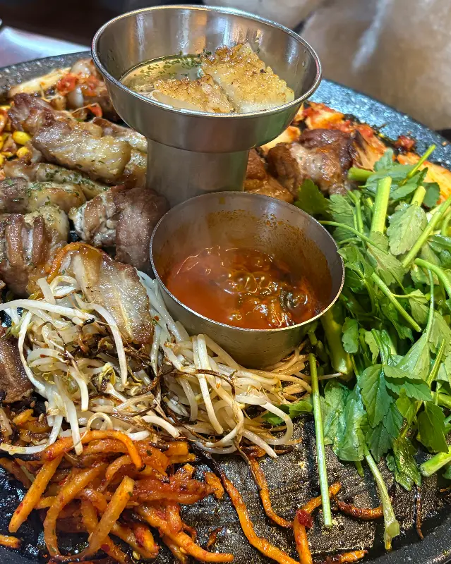 다양한 소스와 곁들여 먹는 삼겹살